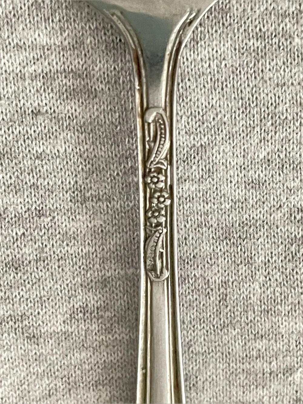 Sohnaco-A Classic Floral-Accent Stainless Dinner Forks (4) & Salad Forks (2)